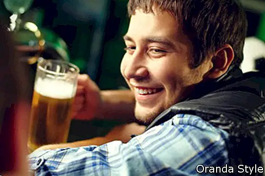 ชายในบาร์ดื่มเบียร์