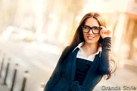 Bella giovane donna con gli occhiali in città