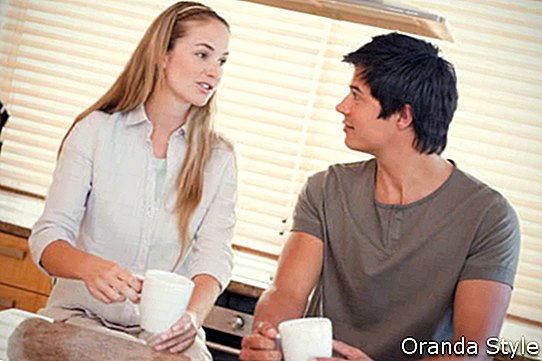 זוג מדבר יושב במטבח