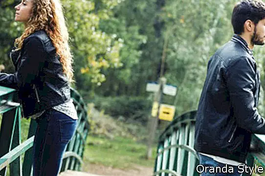 Портрет на млада двойка в конфликт в парка