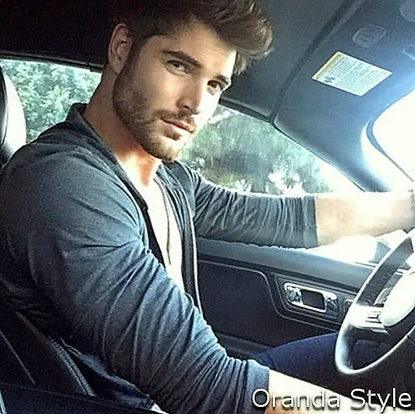 skaists vīrietis savā mašīnā