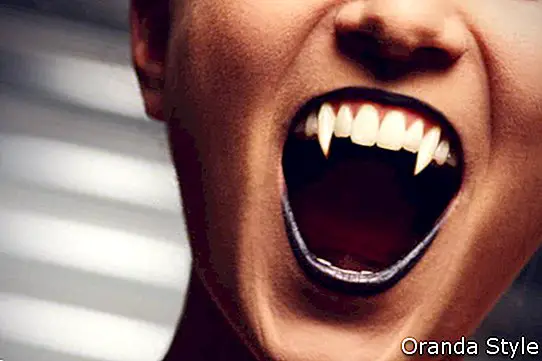 mujer con dientes de vampiro