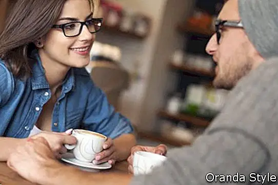 coppia parlando davanti a una tazza di caffè