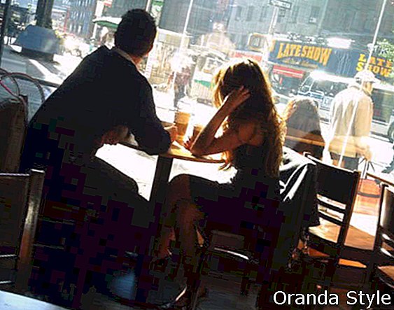 pora sėdi kavinėje ir žiūri pro langą
