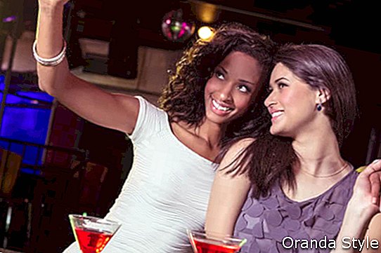 žene snimaju selfie u klubu