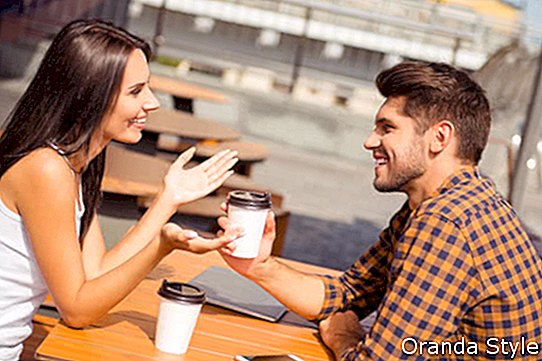 pasangan berbicara di warung kopi