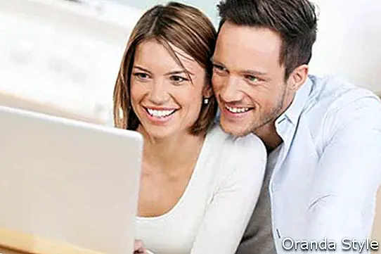 זוג מסתכל על מחשב נייד