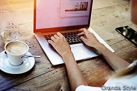 אישה עובדת על מחשב נייד