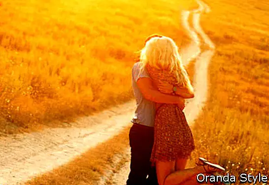 Двойка влюбена романтичен път лято поле щастлив