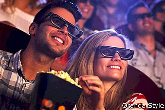 Glückliches Paar im Kino sitzen