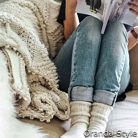 집에서 책을 읽는 소녀