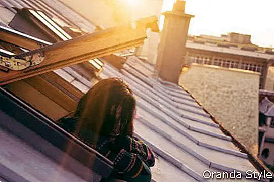 Frau auf dem Dach des Gebäudes