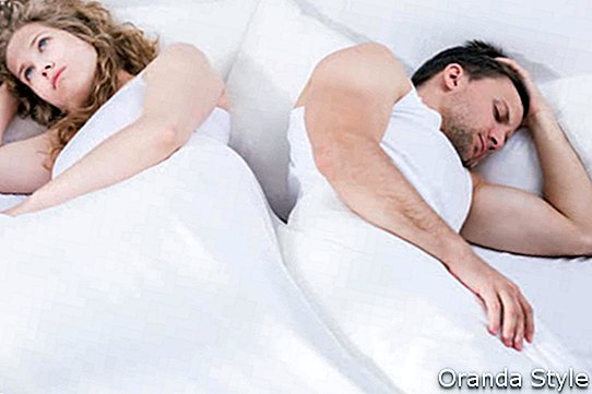Foto von jungen Paaren in der Krise, die im Bett liegt