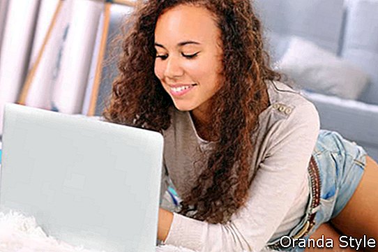 noor naine, kes kasutab sülearvutit