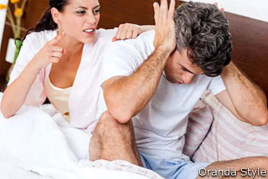 agresívna žena kričí na muža v spálni