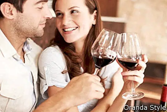 pareja en una cita bebiendo vino