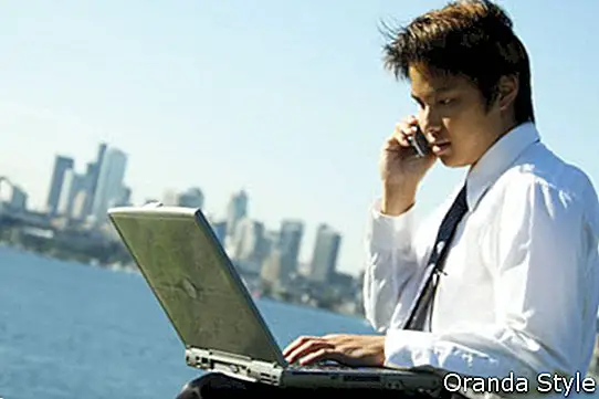 hombre-trabajando-con-laptop-afuera