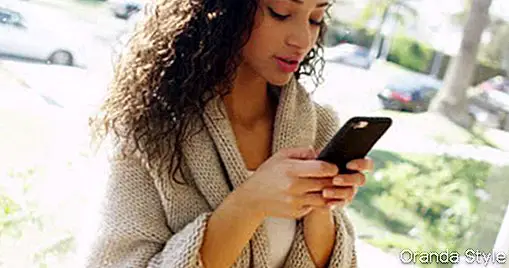 Mesej teks wanita yang cantik pada telefon bimbit