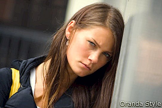 boldogtalan fiatal nő