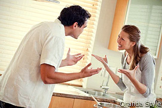 mann og kvinne krangler på kjøkkenet