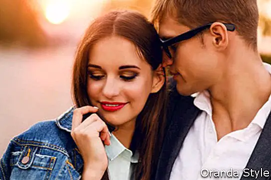 जीन्स जैकेट में सुंदर जवान लड़की और उसका सुंदर प्रेमी डेटिंग