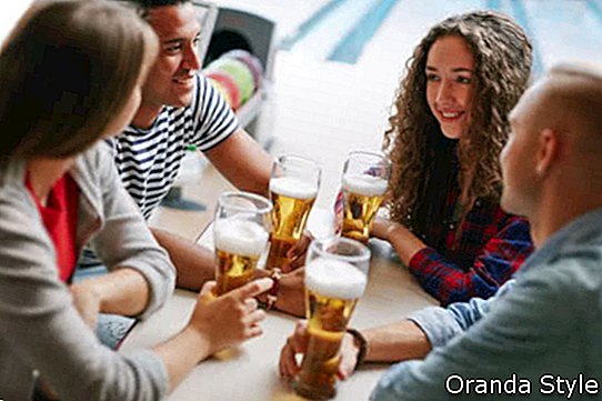 Gruppe Freunde, die Bier im Bowlingspielverein trinken