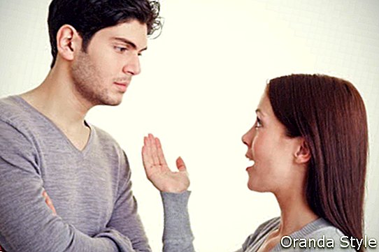 wanita marah berdiskusi dengan pasangannya yang frustrasi