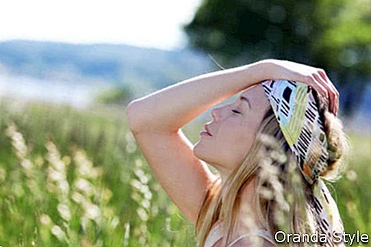 Čudovita blond ženska na travniku modernega videza