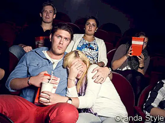 hirmunud tüdruk koos oma poiss-sõbraga kinos