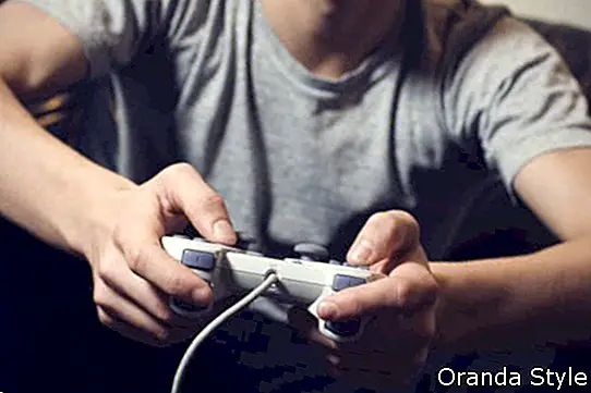 pria dengan joystick memainkan video game
