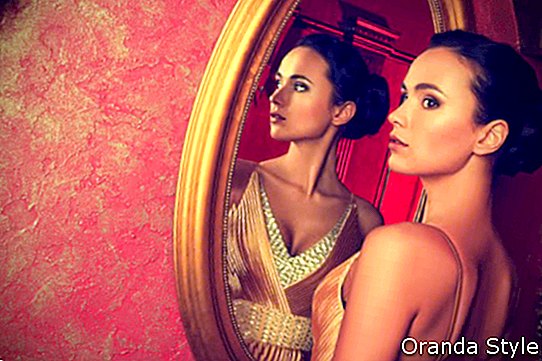 Mädchen und ihr Spiegelbild in einem Spiegel