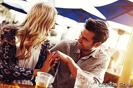 romantiska par som dricker öl med konstnärlig linsutbländning