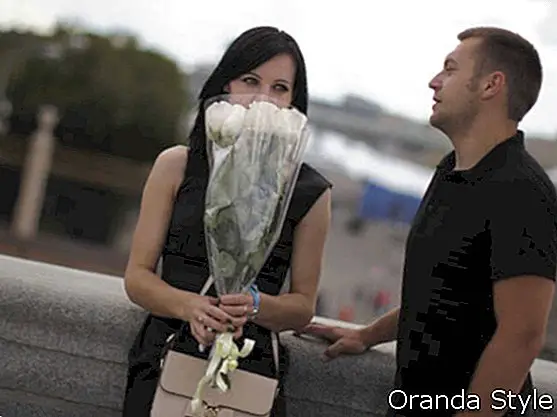 זוג-על-תאריך-אישה-מחזיקה-זר-לבן-פרחים