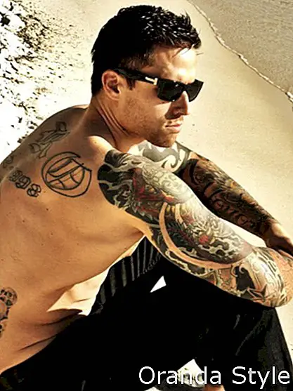tetovált aranyos srác-on-the-beach