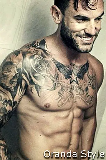 tattoed-sexy-mężczyzna-shirtless