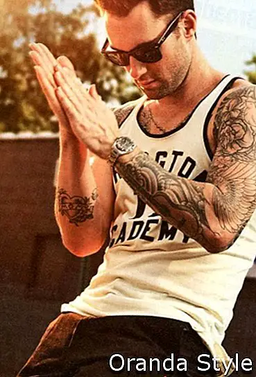 moški s tetovažami v beli majici