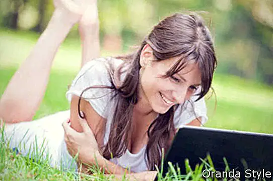 chica con laptop en un parque