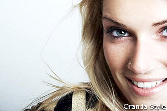 smilende smuk blond kaukasisk kvinde med blå øjne