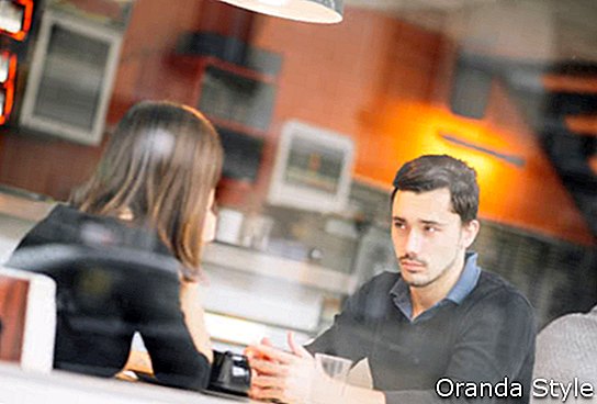влюбена двойка говори в кафене