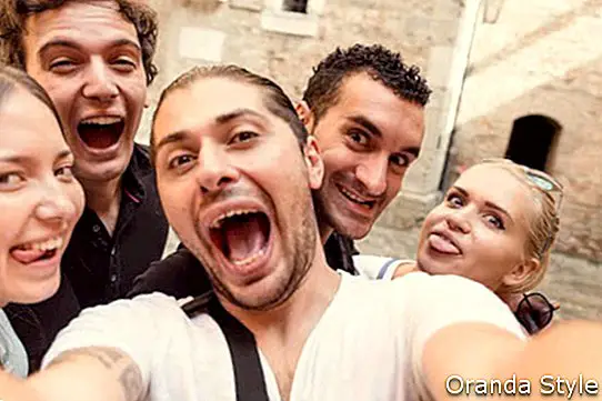 Skupina prijatelja koji snimaju selfie