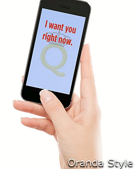 женска ръка държи телефон с текстово съобщение