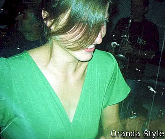 dívka v zelené košili baví v klubu