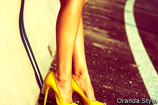mujer piernas bronceadas en tacón alto zapatos amarillos tiro exterior día de verano