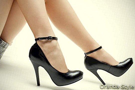 אישה נועלת נעליים שחורות