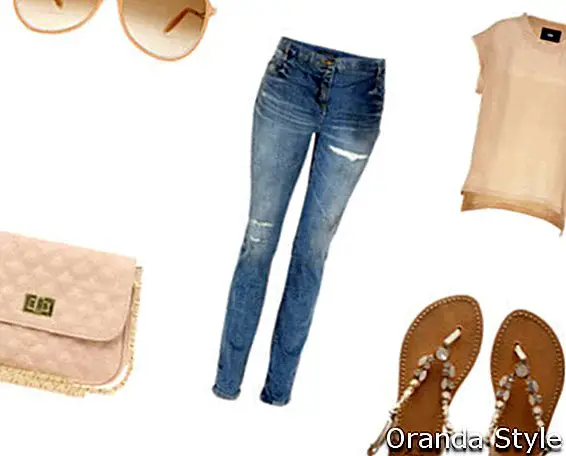 Conjunto de jeans ajustados combinados con sandalias