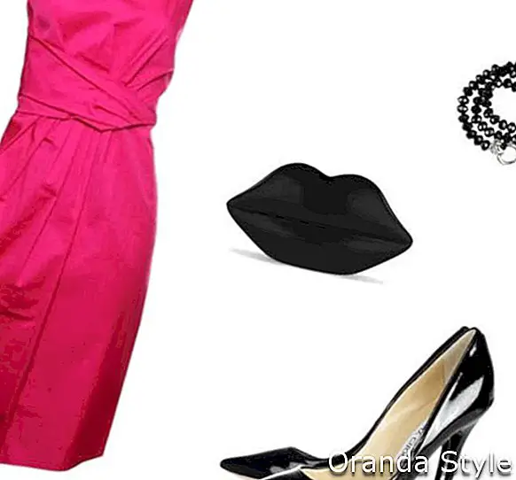 Kombinace černých čerpadel a růžových šatů