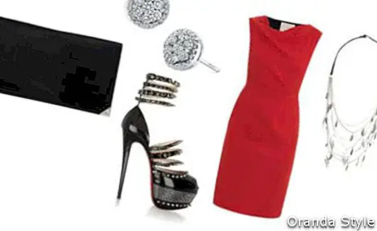 Raudona suknelė su Christian Louboutin 20-mečio Isolde 160 sandalų aprangos deriniu