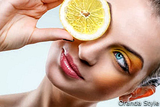 Krásna žena s citrónom a žltou make-up