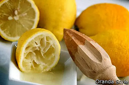Leseni limonin stiskalnik z limono in sokom