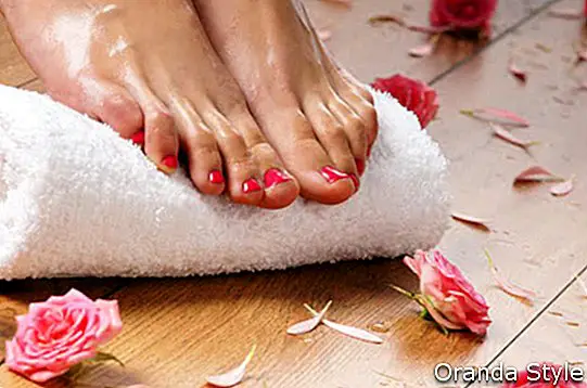 moteris - šlapias kojas ant rankšluosčio su rožėmis